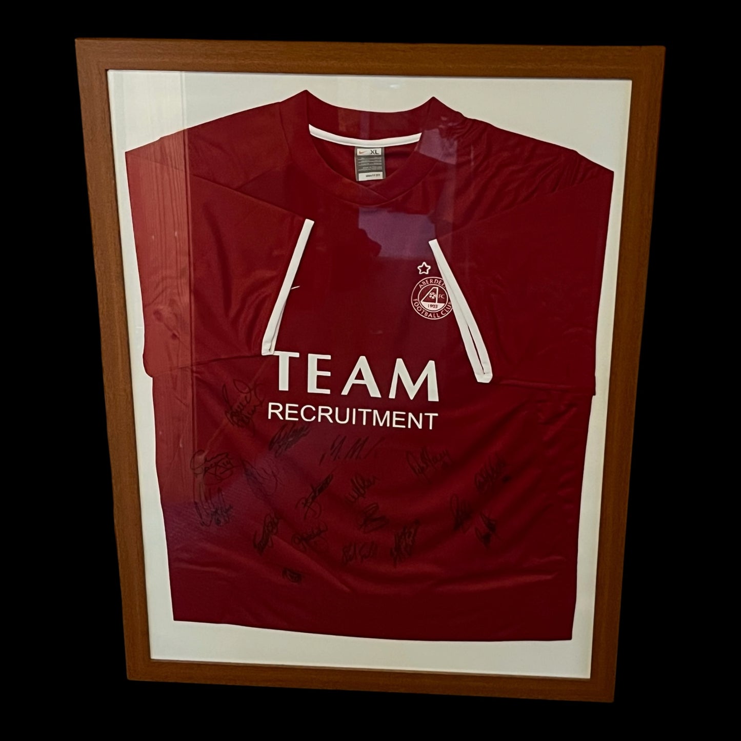 Aberdeen 2008/2009 Home Football Shirt - Squad Signed And Framed