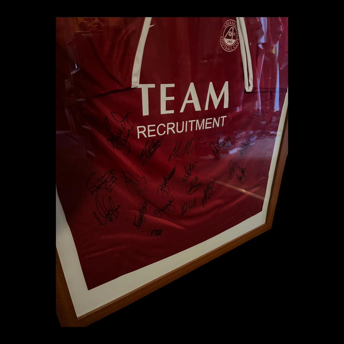 Aberdeen 2008/2009 Home Football Shirt - Squad Signed And Framed